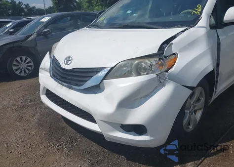 2013 Toyota Sienna Le V6 8 Passenger z USA, uszkodzony, nr VIN 5TDKK3DC8DS317567